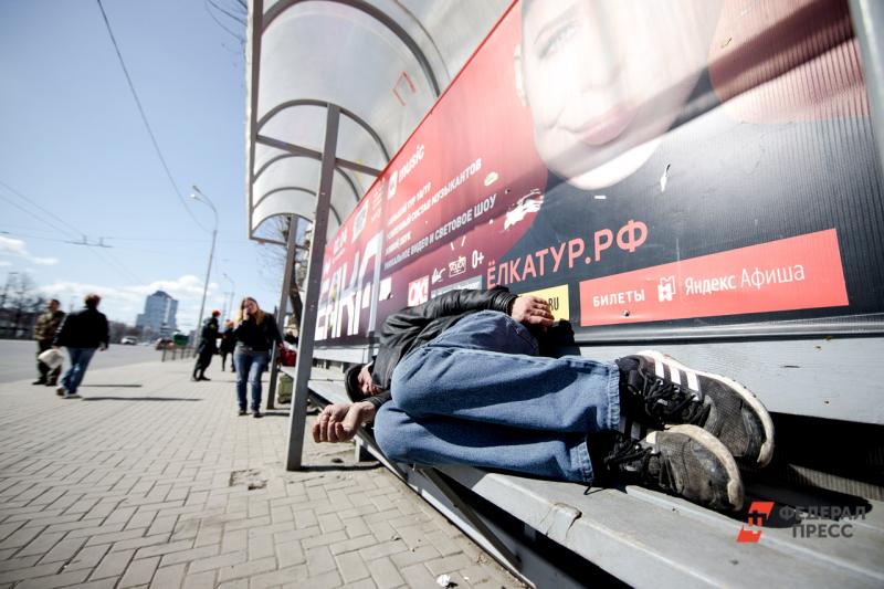 Пьяный спит в районе екатеринбургского вокзала