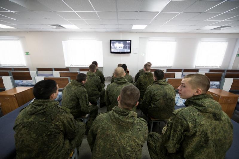 Солдаты смотрят телевизор
