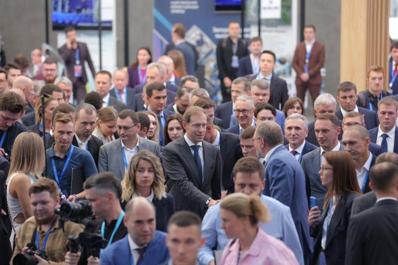 Промышленно-энергетическую выставку TNF EXPO 2022 посетил вице-премьер страны Денис Мантуров