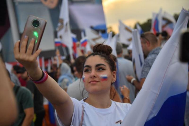 Девушка и флаг России