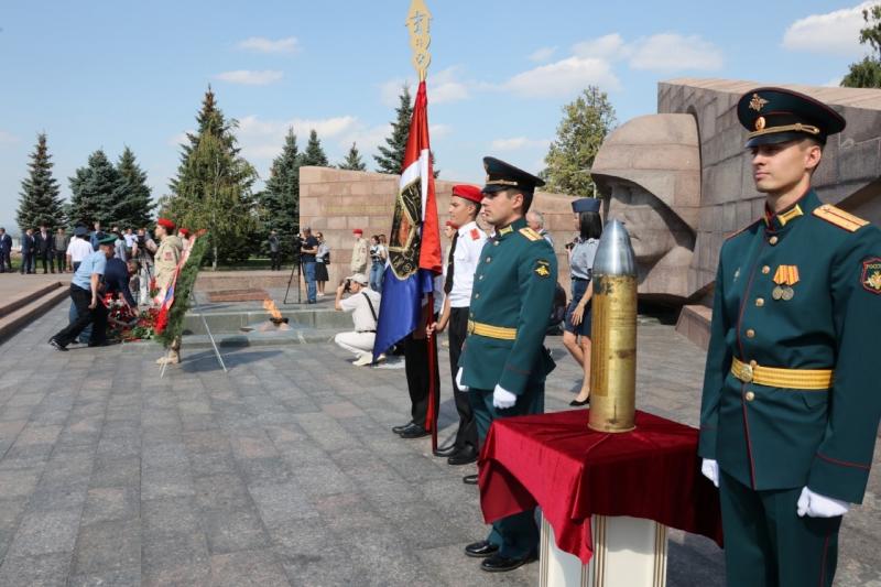 Дмитрий Азаров поручил возвести памятник ко Дню Победы