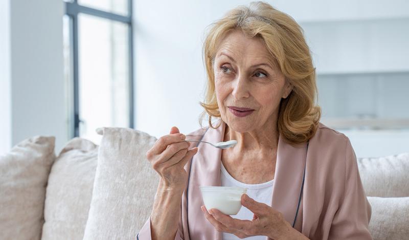 Эксперт считает, что пенсионерам нужно каждый день употреблять нежирные молочные продукты