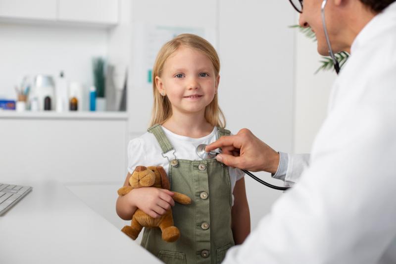 Ребенок и детский врач