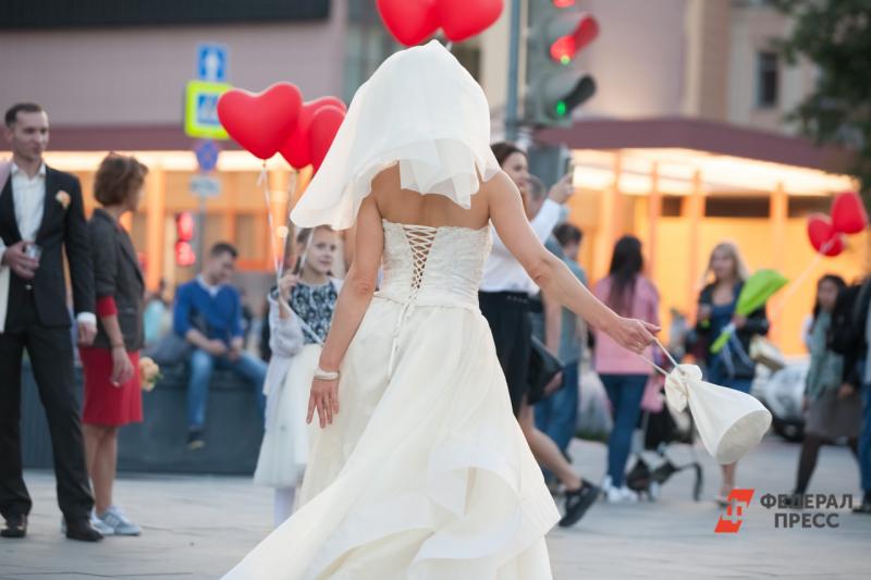 Свадебные платья показали на подиуме на неделе моды в Москве