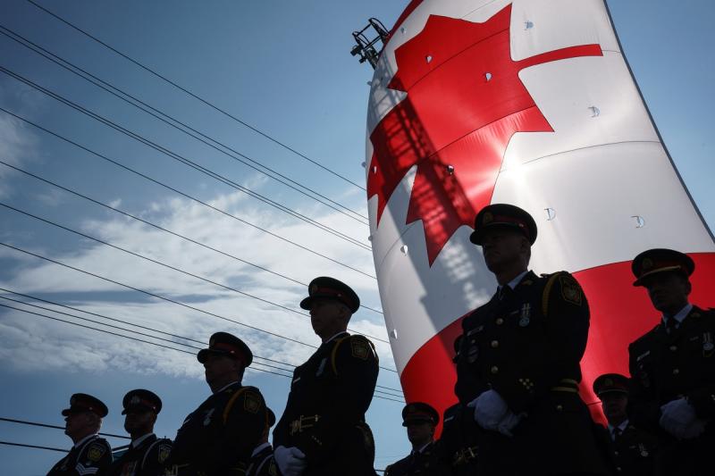 канадские военнослужащие на фоне флага