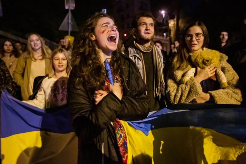 люди с флагом украины в киеве