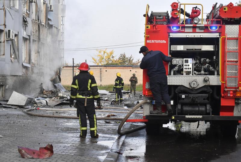 Пожарные работают у здания запорожской областной телекомпании