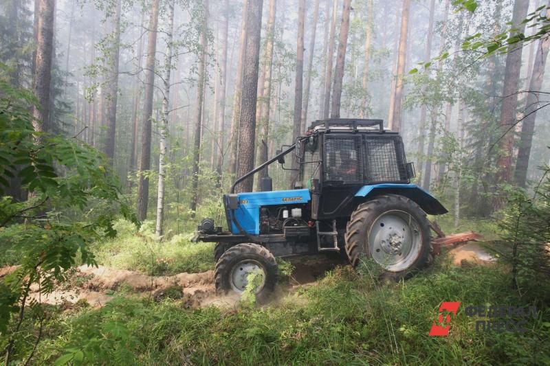 Трактор в лесу