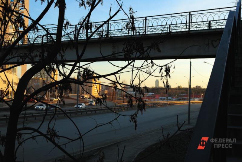 В Тюмени специалисты установили, нужен ли пешеходному надземному мосту ремонт