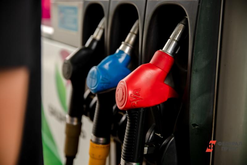 Средняя цена на автомобильное топливо составила почти 52 рубля