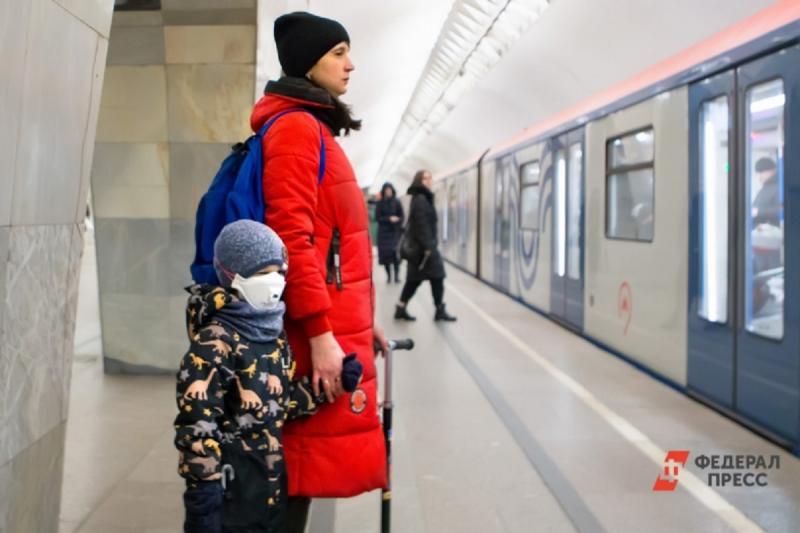 мама с ребенком в метро