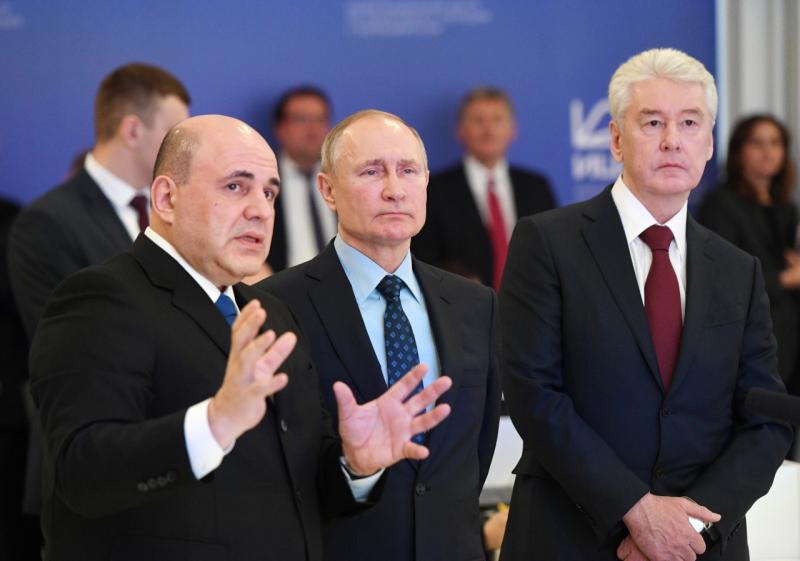 Премьер Мишустин (слева), президент Путин (в центре) и мэр Москвы Собянин (справа)