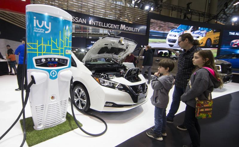 Электромобиль Nissan Leaf на выставке