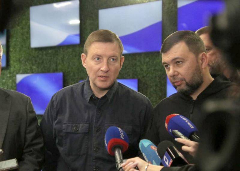 Турчак (слева) и Пушилин (справа) на открытии отделения партии  «Единая Россия» в ДНР