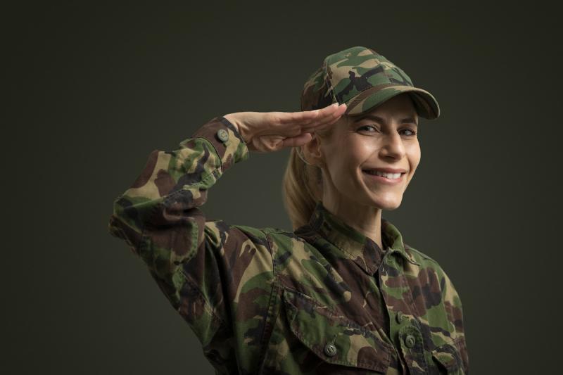 женщина в военной форме