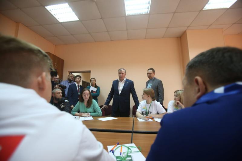 Орлов посетил волонтерский центр