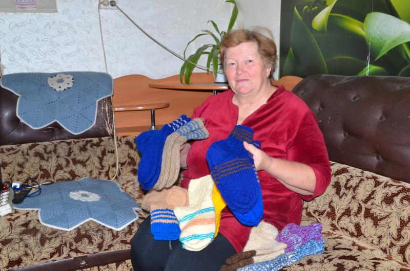 Женщина вяжет носки