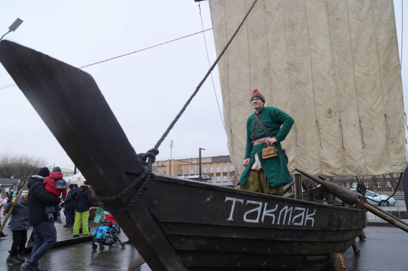 На подворье «Казачья площадка» была возможность сделать фото казачьим стругом – судном в натуральную величину