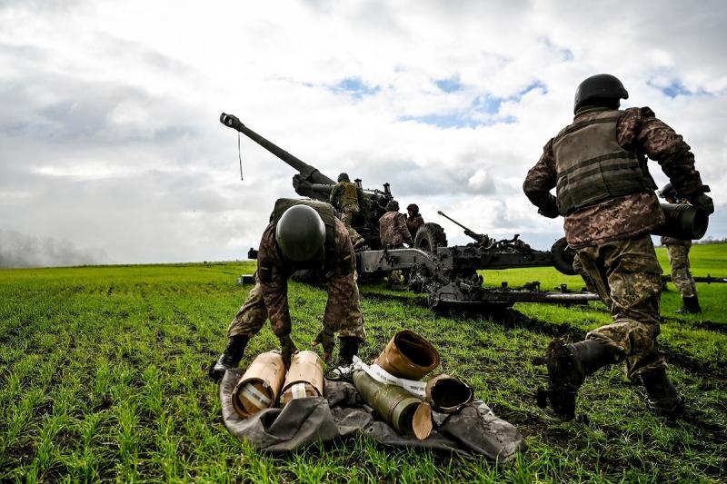 украинские военные стреляют из гаубицы FH70