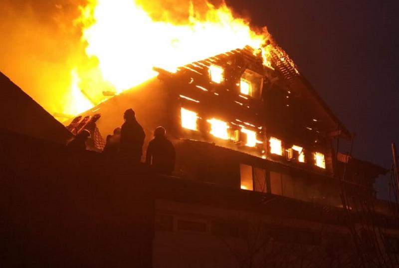 горящее здание