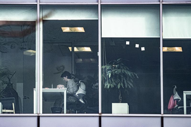 женщина за окном офиса