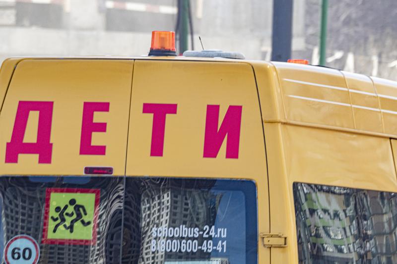 Мужчина развозил детей по школам