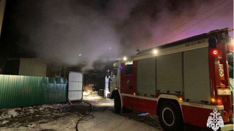 Пожарные два часа боролись с огнем в деревенском доме