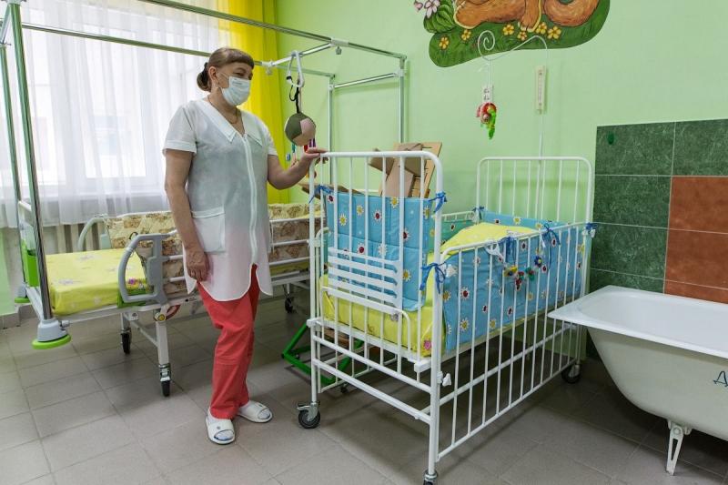 Дом ребенка свердловская область. Карпинский детский дом интернат. Кровать для детей. Машина для онкобольных.