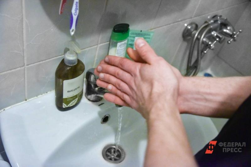 Человек моет руки