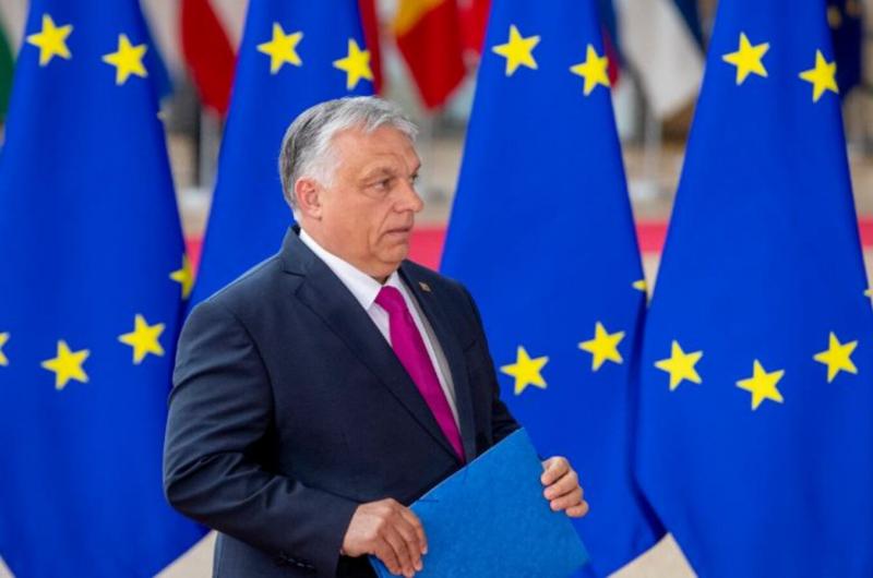 Премьер-министр Венгрии Виктор Орбан на фоне флагов Евросоюза