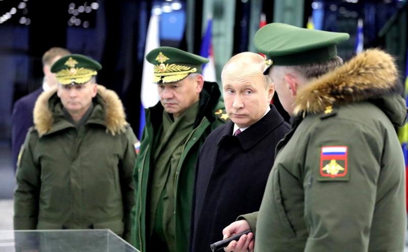 Президент России Владимир Путин в окружении военных