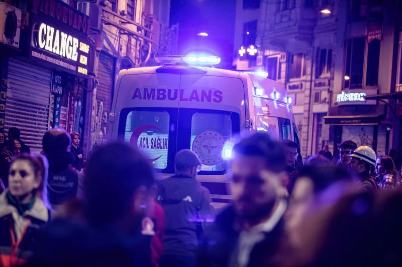 Скорая помощь на месте взрыва в Стамбуле
