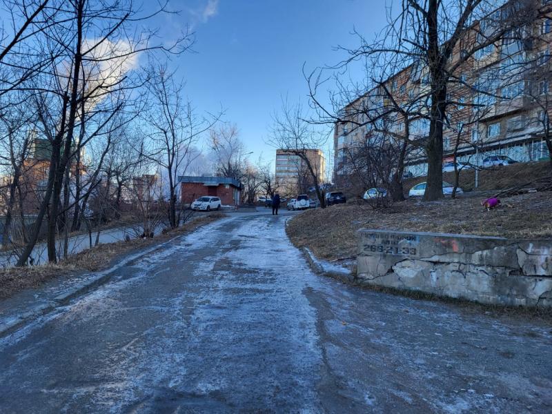 Дороги, тротуары и лестницы покрыты льдом