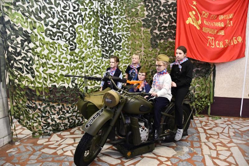 дети на военном мотоцикле