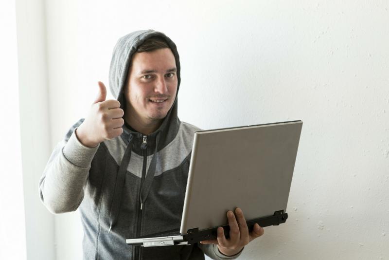 мужчина с ноутбуком