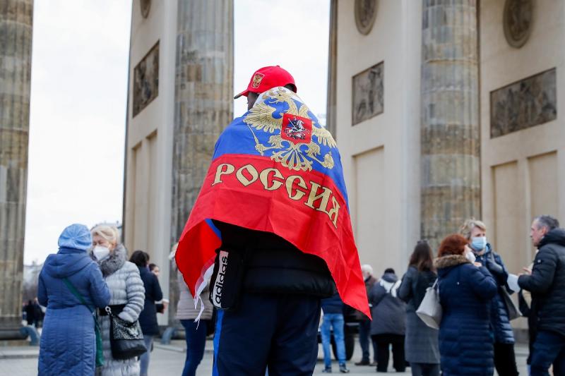 мужчина с флагом россии