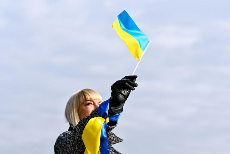 женщина с флагом украины
