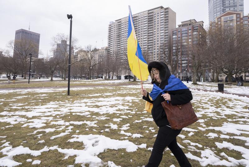 женщина с флагом украины в бостоне