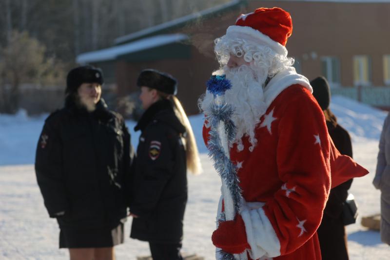 Полиция охраняет Деда Мороза