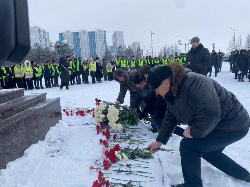 День траура в Нижневартовске: в память о погибших при взрыве дома горожане несут цветы к мемориалу
