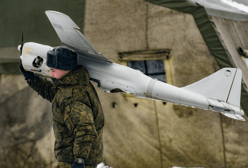 Солдат несет дрон