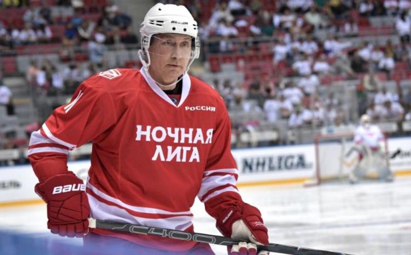 Владимир Путин играет в хоккей