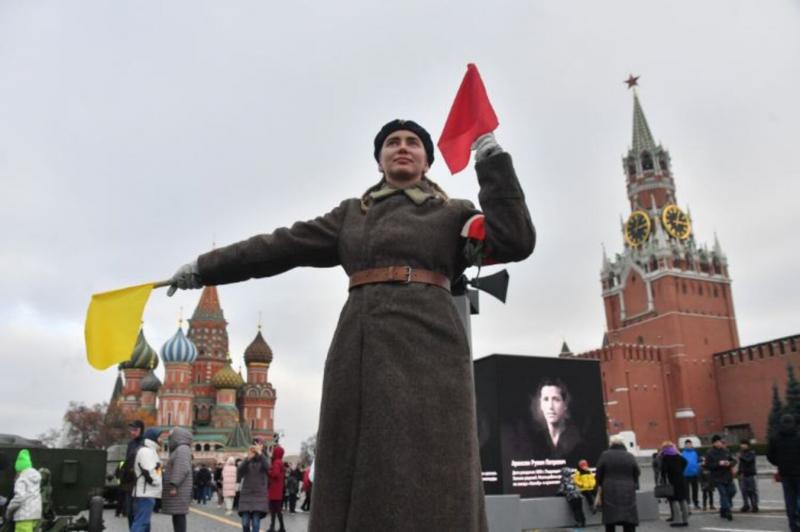 Москва, девушка в военной форме