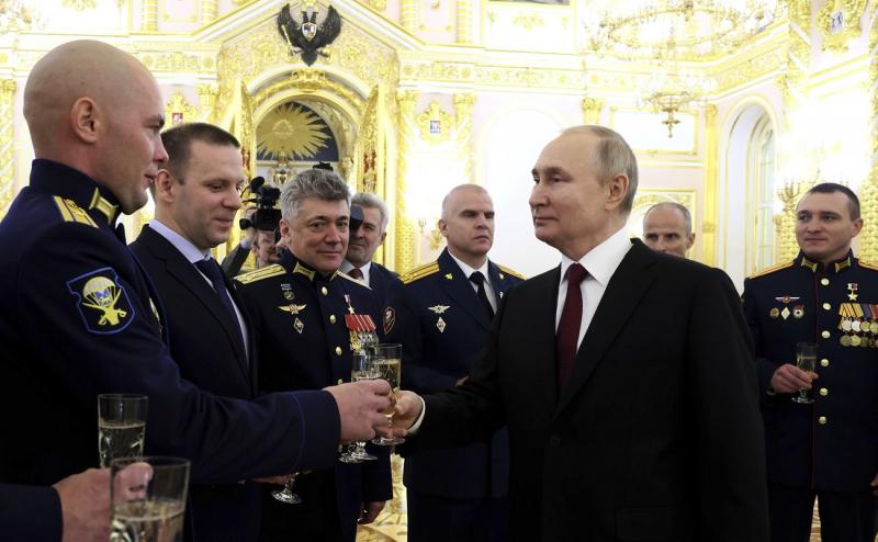 Путин на встрече с военными Героями России