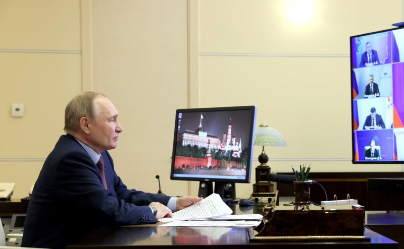 Президент России Владимир Путин на заседании с правительством