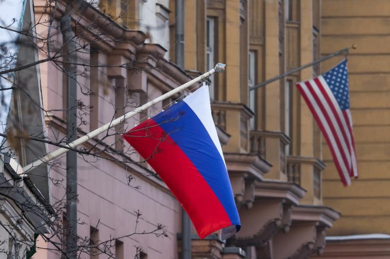 флаги России и США
