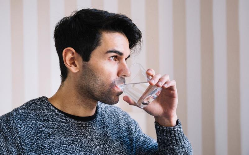 Мужчина пьет воду