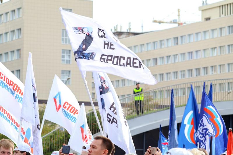 флаги участников митинга за референдумы в донбассе