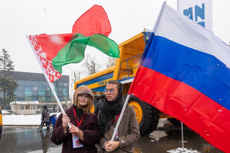 Молодые люди с российским и белорусским флагами