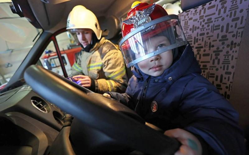 В Екатеринбурге спасатели исполнили новогоднее желание мальчика